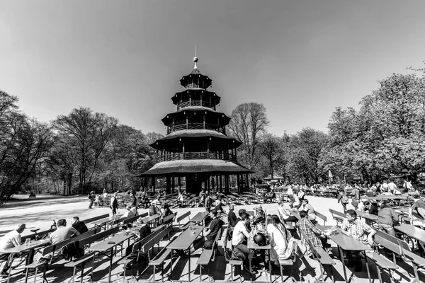 München Deutschland April 2015 Menschen Genießen Den Biergarten Chinesischen Turm — Stockfoto