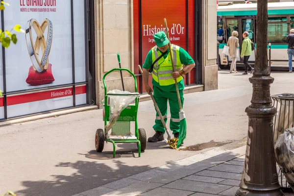 Parijs Frankrijk Juni 2015 Straatreiniger Veegt Vloer Aan Stoep Parijs — Stockfoto
