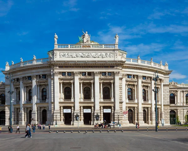 ウィーン オーストリア 2015年4月27日 ウィーン国立歌劇場の前の人々 ホフブルク 歴史は19世紀半ばにまで遡ります ウィーンの中心部に位置します — ストック写真