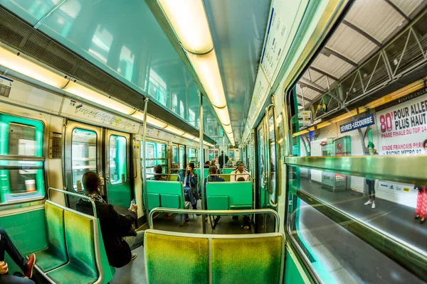 Paris Fransa Haziran 2015 Paris Fransa Bir Metro Treninde Turistler — Stok fotoğraf