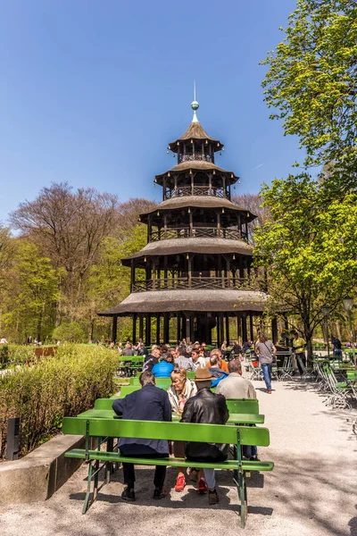 München Deutschland April 2015 Menschen Genießen Den Biergarten Chinesischen Turm — Stockfoto