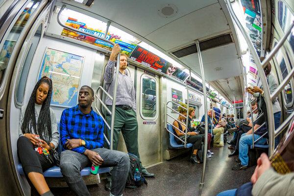 Нью-Йорк, США - 22 октября 2015 года: люди ночью путешествуют в метро Нью-Йорка.