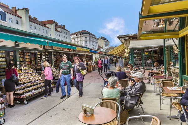 Vienna Austria April 2015 People Enjoy Naschmarket Vienna 16Th Century — Stock Photo, Image