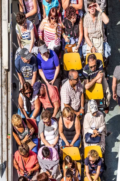 フランス 2015年6月13日 人々はパリ フランスのセーヌ川でボート旅行をお楽しみください 年間350万人の乗客がセーヌ川のボート旅行でパリを発見 — ストック写真