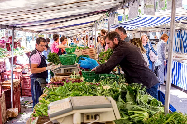 Paris Frankrike Juni 2015 Folk Köper Gatumarknaden Chaillot Paris Frankrike — Stockfoto