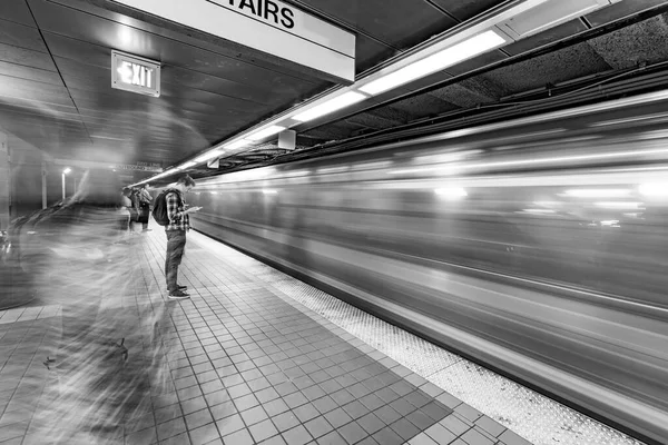 Boston Usa Sep 2017 Lidé Nastupují Červeného Linkového Vlaku Nejstarším — Stock fotografie