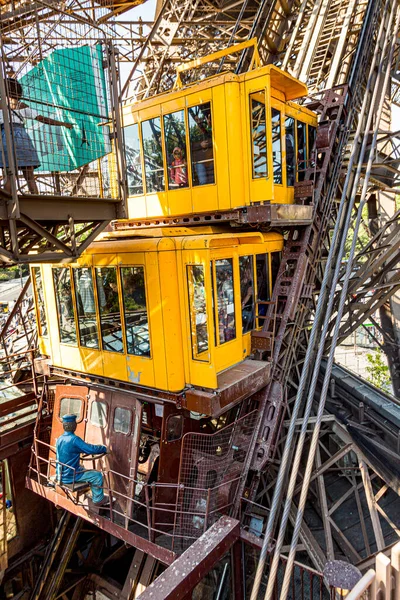 París Francia Junio 2015 Personas Ascensor Torre Sur Torre Eiffel —  Fotos de Stock