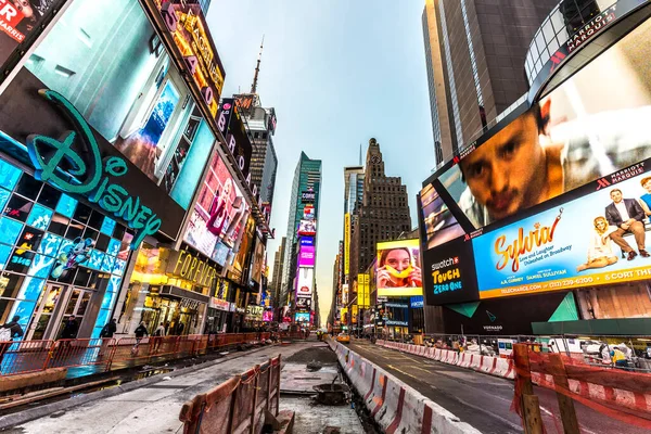 2015年10月21日 ブロードウェイ シアターと膨大な数のLedサインが特徴的なタイムズ スクエアは ニューヨーク市と米国のシンボルです — ストック写真