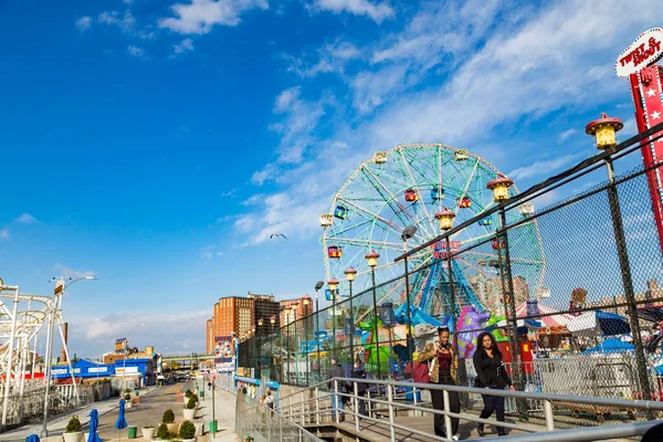 Coney Island Usa Oktober 2015 Menschen Besuchen Die Berühmte Alte — Stockfoto