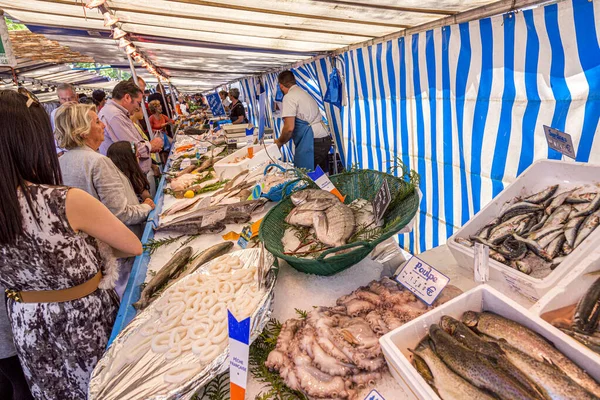 2015年6月13日 フランス パリのシャイロのストリートマーケットで新鮮な魚を購入しています この農家の市場で人々は自分の新鮮な高品質の製品を販売しています — ストック写真