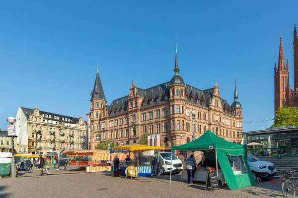 Wiesbaden Duitsland April 2021 Mensen Winkelen Graag Het Marktplein Wiesbaden — Stockfoto