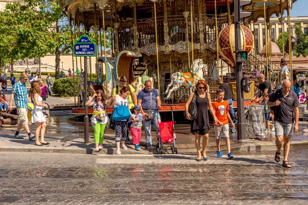 Paris France June 2015 People Visit Landmarks Paris Wait Green — 图库照片