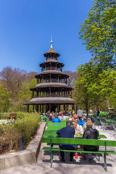 München Deutschland April 2015 Menschen Genießen Den Biergarten Chinesischen Turm — Stockfoto