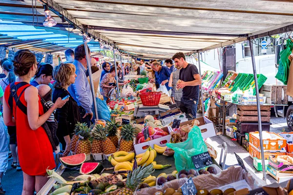 Paris Frankreich Juni 2015 Menschen Kaufen Auf Dem Wochenmarkt Chaillot — Stockfoto