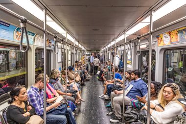Boston, ABD - 13 Eylül 2017: Boston, ABD 'de insanlar yeraltında at biniyor. Metro Massachusetts Körfezi Ulaştırma Dairesi (MBTA), Boston metropol bölgesinde ağır tren, hafif tren ve otobüs taşımacılığı hizmetleri sunmaktadır.
