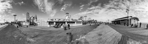 Coney Island Usa October 2015 Άνθρωποι Επισκέπτονται Τον Διάσημο Παλιό — Φωτογραφία Αρχείου