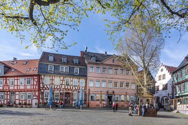 2021年4月24日 人々はフランクフルトの旧歴史的市場広場で暖かい春の日を楽しむHoechst — ストック写真
