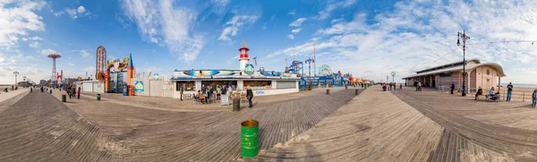 Coney Island Eua Outubro 2015 Pessoas Visitam Famoso Passeio Marítimo — Fotografia de Stock