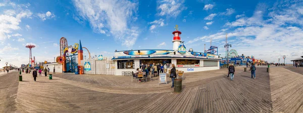 美国康尼岛 2015年10月25日 人们参观纽约娱乐性海滩区康尼岛著名的老长廊 — 图库照片