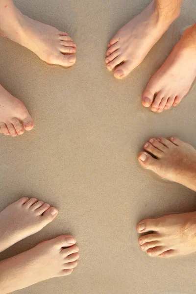 一家人在沙滩上的脚是快乐假期的象征 — 图库照片