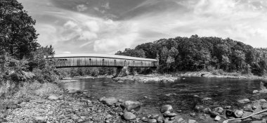 Batı nehri üzerindeki Brattleboro Vermont 'taki en uzun kapalı köprü, New England