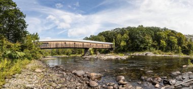 Batı nehri üzerindeki Brattleboro Vermont 'taki en uzun kapalı köprü, New England