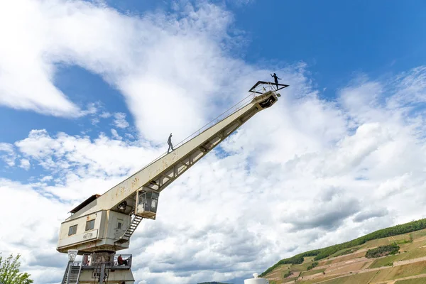 Grúa Vieja Todavía Pie Bingen Río Rin Con Escultura Trabajador — Foto de Stock