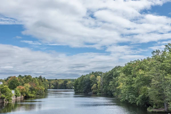 James River Bij Wilbraham Usa Met Bomen Zachte Bewolkte Blauwe — Stockfoto