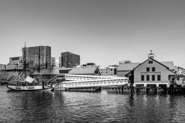 Boston, ABD - 12 Eylül 2017: Boston çay partisinin yapıldığı liman bölgesinin tarihi inşaatı. Boston Çay Partisi, Özgürlük Evlatları 'nın 16 Aralık 1773 tarihli siyasi protestosuydu..