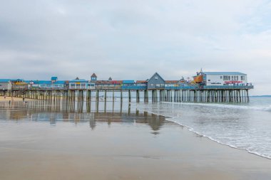 Old ORCHARD BEACH, ABD - 15 SEP 2017: Old Orchard Beach 'teki ünlü eski meyve bahçesi iskelesi. Rıhtım ilk kez 2 Temmuz 1898 'de halka açıldı. Her türlü eğlenceyi sundu..