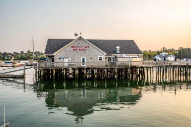 ROCKLAND, ABD - SEP 14, 2017: Rockland, Maine limanı yelkenli tekneleri ve klasik tarzda tekne kiralama mağazası.