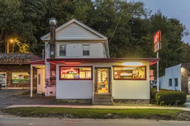 Pittsfield, ABD - 21 Eylül 2017: Fast food mağazası Angelinas akşam saatlerinde sandviç ve hamburger sunar.