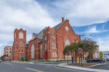 Pittsfield, ABD - SEP 22, 2017: Pittsfield 'daki tarihi bina ve metodist kiliseye bakış.