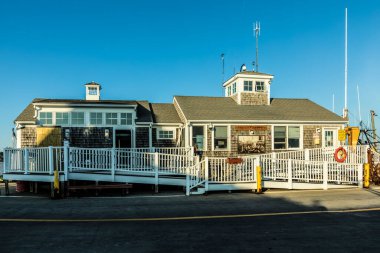 Gün batımında Provincetown 'daki Pier' den gelen gemilere romantik bir bakış açısı