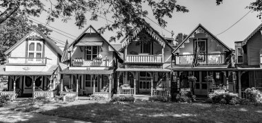 MARTHA 'NIN VINEYARD, MA, ABD - 26 SEP 2017: Viktorya tarzı Marangoz Gotik Kulübeleri, Lake Avenue' de zencefilli ekmek, Martha 's Vineyard, Massachusetts, ABD' deki Oak Bluffs.