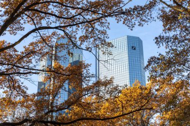Frankfurt, Almanya - 21 Kasım 2020: Frankfurt 'ta aynalı gökdelenli Alman Bankası' nın merkez cephesi.