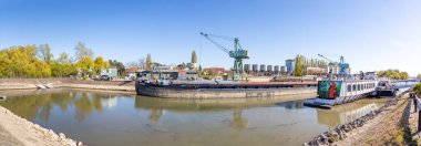 Ingelheim, Almanya - 26 Nisan 2021: Ingelheim 'daki gemi iskelesi Ren nehri üzerinde vinç ve iskelesi ile.