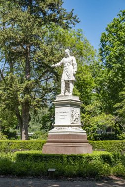 Wiesbaden, Almanya - 31 Mayıs 2021: Wiesbaden, Almanya 'da tarihi Kayzer Wilhelm Heykeli.