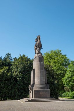 Wiesbaden, Almanya - 31 Mayıs 2021: Anıt, 1909 'da heykeltıraş Franz Pritel tarafından oluşturuldu ve Almanya' nın Worth, Weienburg, Sedan ve Paris ile yaptığı savaştan kazanılan muharebeleri hatırlattı..