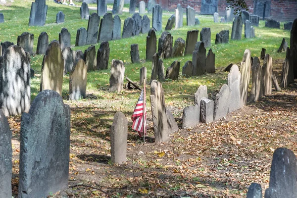 Бостон Сша Сентября 2017 Года Ряды Надгробий Деревом Кладбище Гранари — стоковое фото