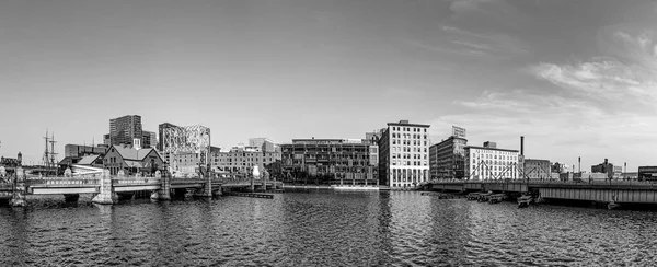 2017年9月12日 ボストンのティーパーティー船と博物館 古い波止場と川の近代的な建物とボストンのスカイラインのパノラマポイントチャンネル — ストック写真