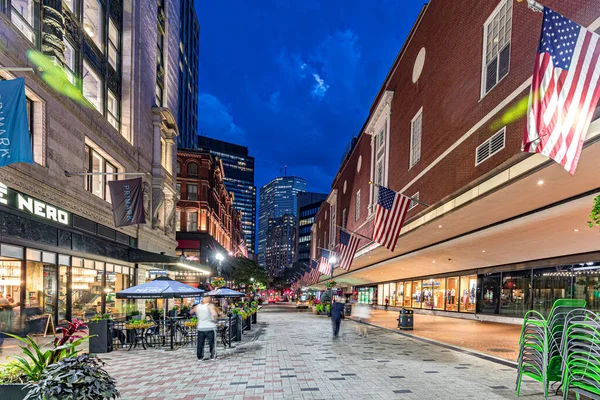 ボストン アメリカ 2017年9月13日 人々は夜にワシントン通りの歩行者ゾーンで買い物を楽しむ — ストック写真