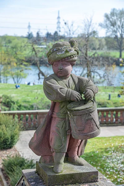 Frankfurt Duitsland April 2021 Oude Zandsteenfiguren Met Jonge Arabische Musici — Stockfoto