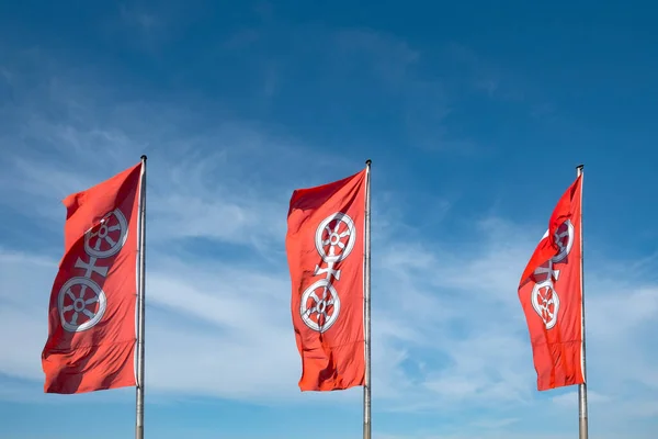 Rote Fahne Mit Rad Als Symbol Für Mainz Unter Blauem — Stockfoto