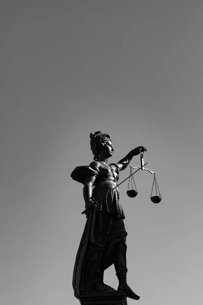 Pani Sprawiedliwość Mieczem Skalą Symbolizuje Sprawiedliwość — Zdjęcie stockowe