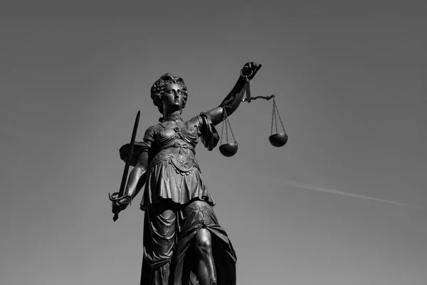 Dame Gerechtigkeit Mit Schwert Und Waage Symbolisiert Gerechtigkeit — Stockfoto