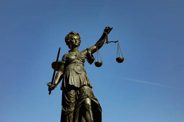 Statue Der Gerechtigkeit Mit Schwert Und Waage Unter Blauem Himmel — Stockfoto