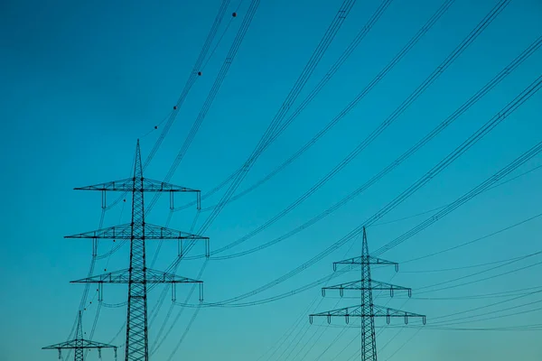 Attraversando Pilone Elettrico Nel Cielo Del Tramonto — Foto Stock