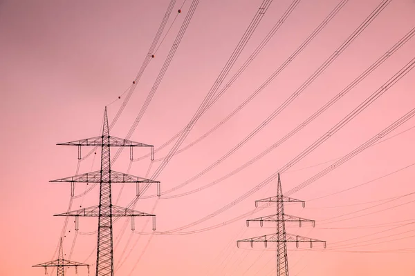 Gün Batımında Gökyüzünde Elektrik Direğini Geçmek — Stok fotoğraf