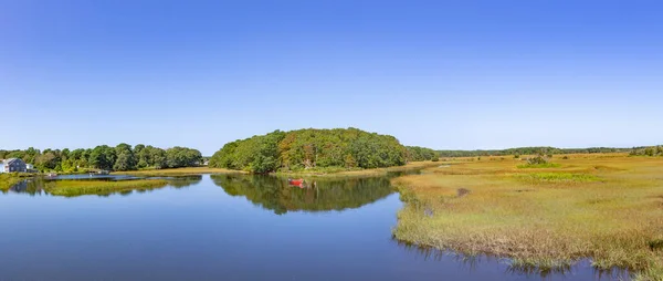 Båt Vid Vacker Sjö Landskap Vid Harwich Cape Cod — Stockfoto